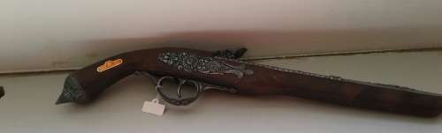 REPLICA WOOD AND METAL PISTOL MADE IN SPAIN AS NEW SEE ALL PICTURES